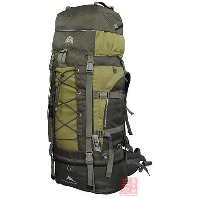 关于登山包中衣物摆放，衣物应放在登山包的上方还是下方？