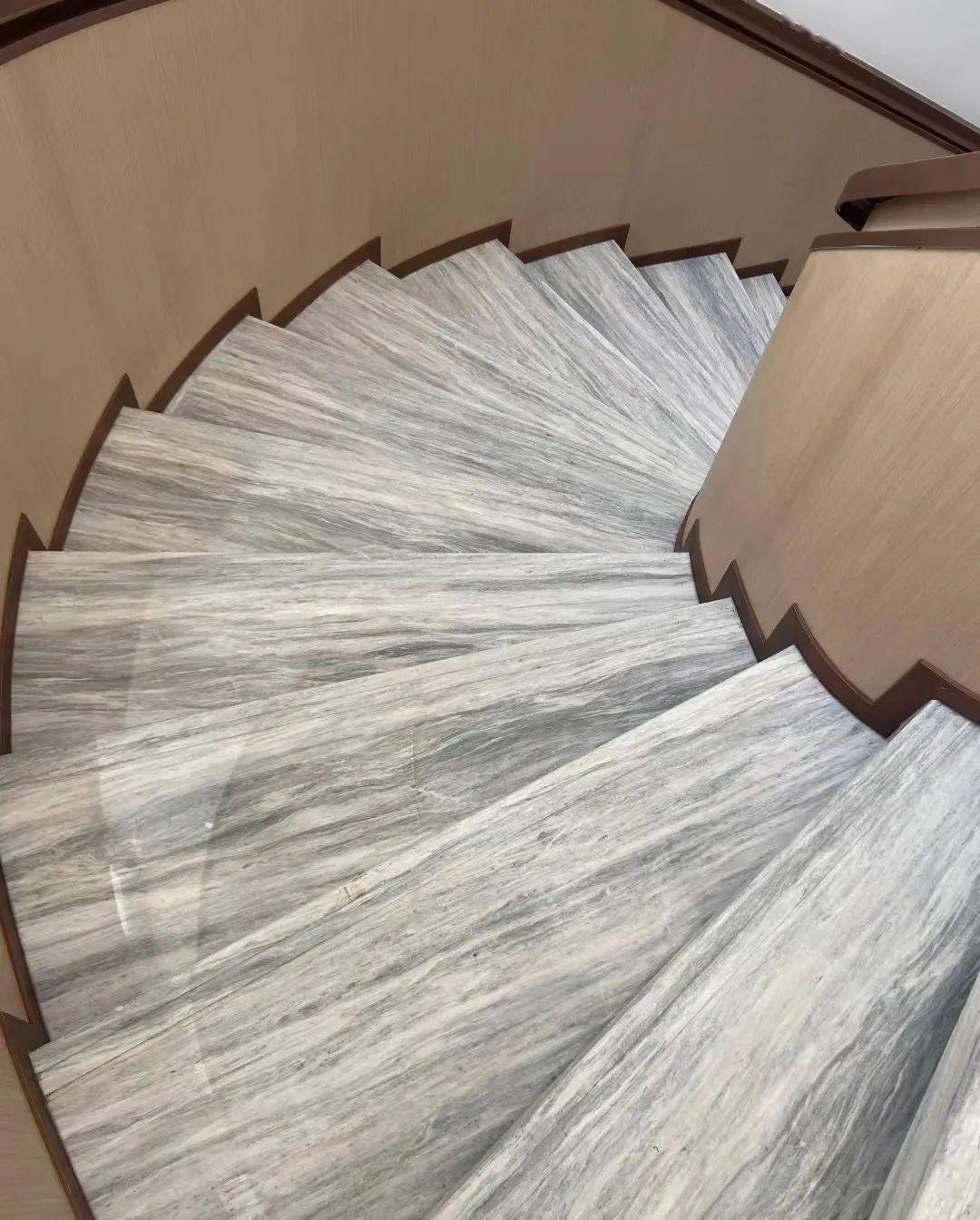 木纹灰大理石楼梯，优雅与力量的完美结合