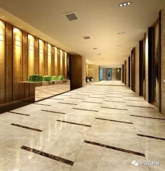 办公大厅中的木纹大理石地面，设计之美与实用之优
