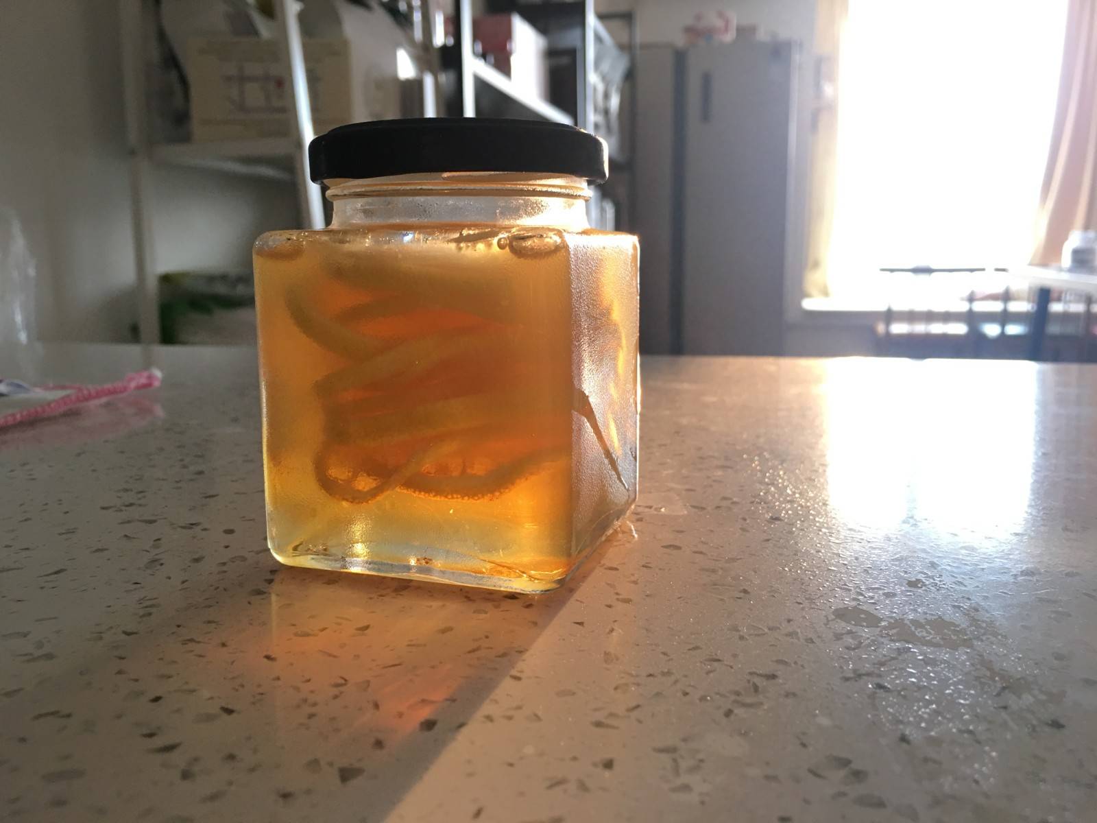 柠檬蜜水饮料，健康与美味的完美结合