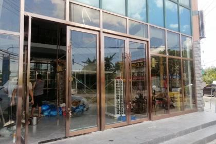 三桥建材城玻璃门，品质之选与时尚之典范