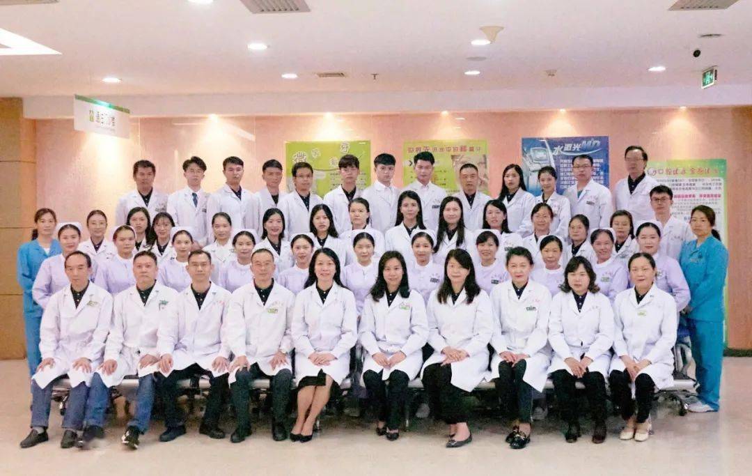 附二儿童专家何，守护儿童健康的守护者