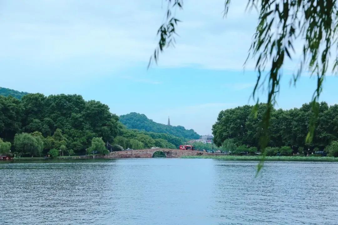 夏港长江水面，壮丽景色与人文底蕴的交融
