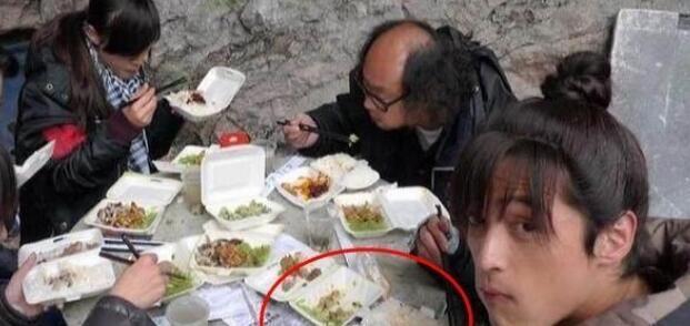 剧组盒饭中的明星风采