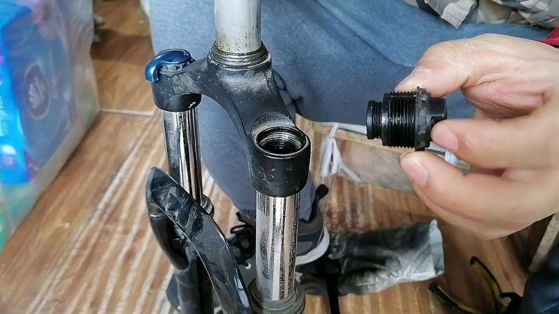 前叉避震拆解，深入了解与操作指南