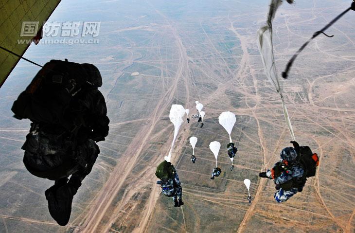 中国伞兵训练图片，揭示精英部队的训练日常