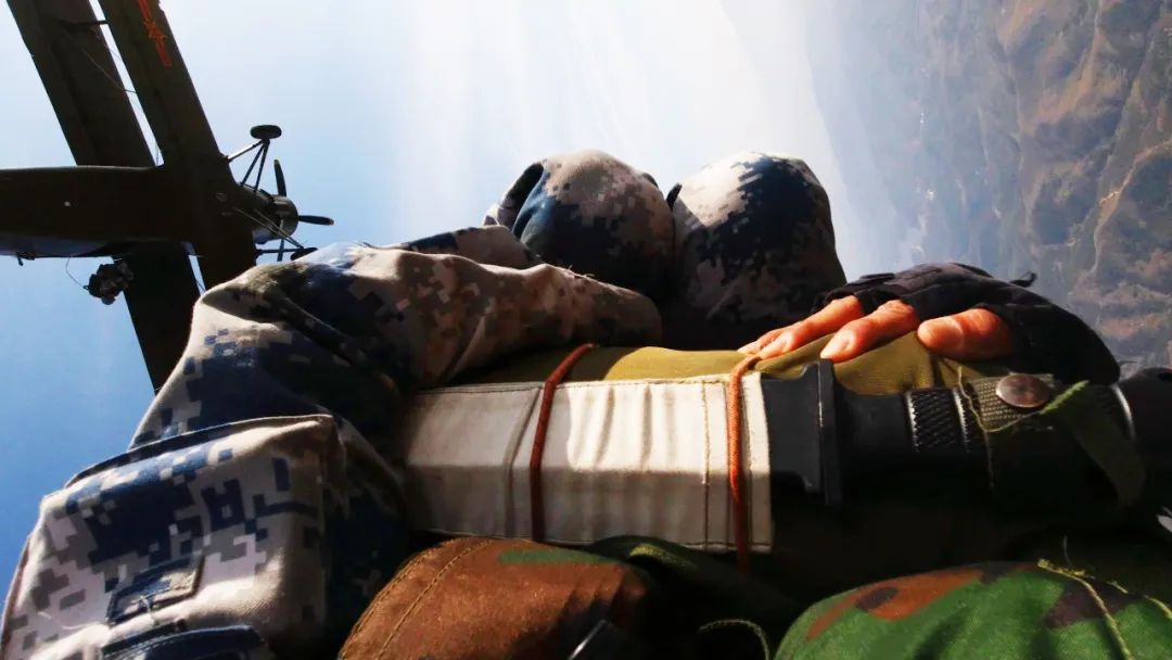 伞兵之旅，一场勇敢与荣耀的征途