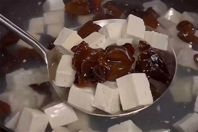 平菇蛋花豆腐汤，一道美味与营养并存的佳肴