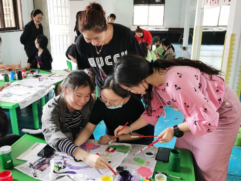 托班美术教案老师的教学实践与探索